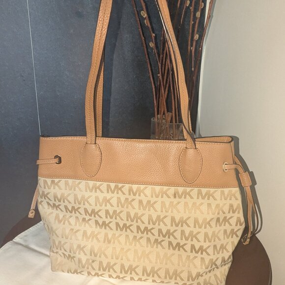 Michael Kors Marina Large Drawstring Tote Bag in Light Khaki - Picture 4 of 5